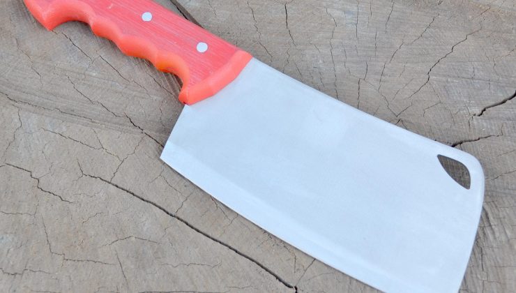 Kavgada başına satırla vuruldu
