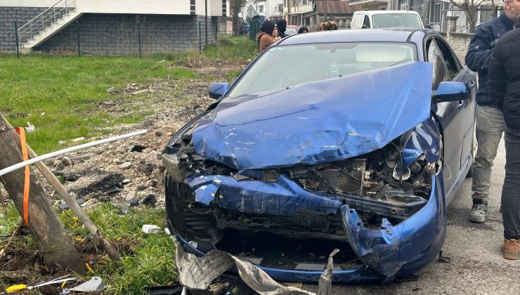 Sokak arasındaki kazada araçlar pert oldu